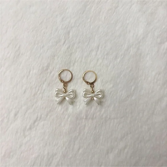 5/$25 🩷 Pearl White Bow Drop Earrings with Gold Hoops - Picture 2 of 3